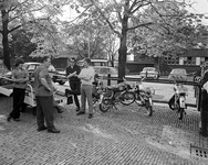 850501 Afbeelding van de bromfietsmarkt, onderdeel van de automarkt, op het Veemarktplein te Utrecht.